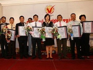 Businesses display their certificates at the “Vietnamese high-quality goods” awards on March 5. (Photo: VNA) Businesses display their certificates at the “Vietnamese high-quality goods” awards on March 5. (Photo: VNA)